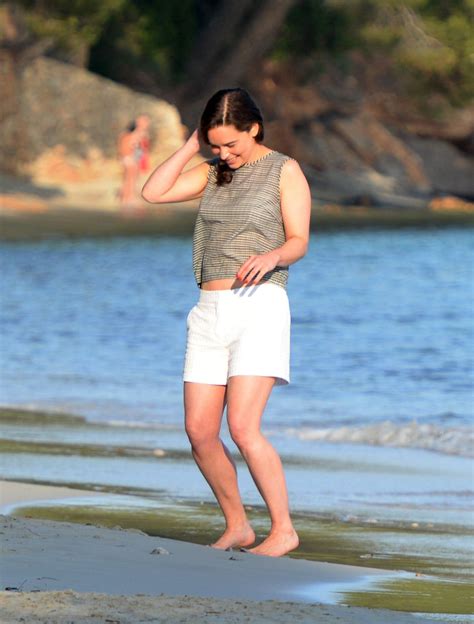 Emilia Clarke Strips Down To A Bikini On The Beach。